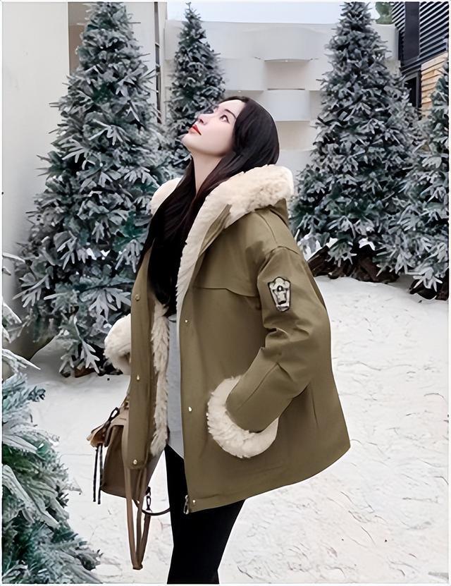 九游app：秋深了该备棉服：选对细节不踩坑温暖过冬有技巧