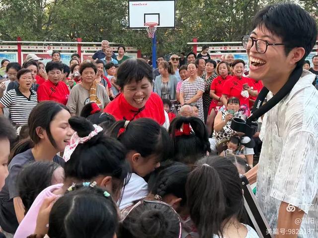 渭南市新时代文明实践之文艺“六进”志愿者走进“全国文明村”蒲阳村 多彩演出绘就乡