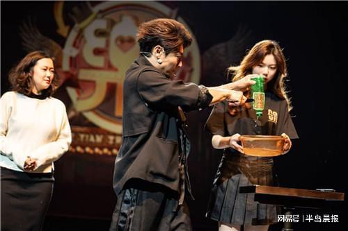 九游app：周乐天音乐魔术脱口秀大连站上演