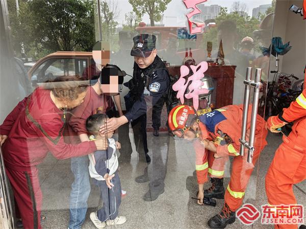 九游娱乐：三明沙县：​男童手掌被夹大门 民警消防联手救援送医