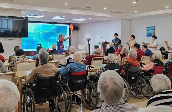 九游app：程家桥街道携手颐养院举办专场文艺演出