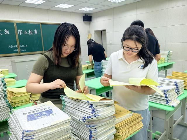 九游app：郑州高新区莲花街小学检查作业促教学