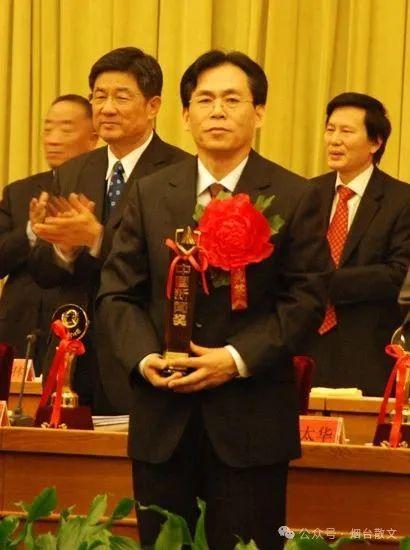 邓兆安 老报人鼓励我创精品