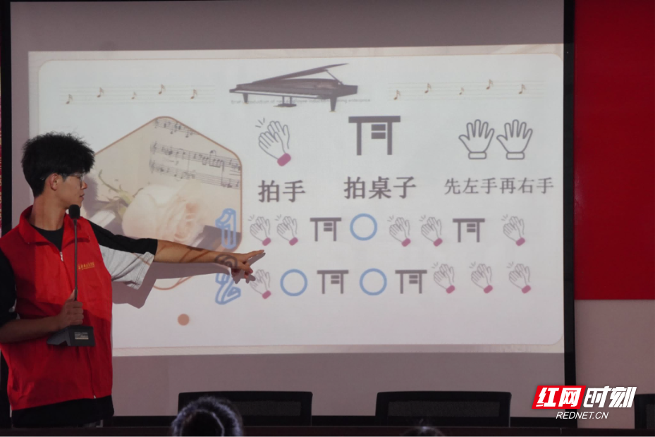 合拍的00后·三下乡｜无乐器合唱课进湘阴乡村 学生击掌拍桌演绎“节奏魔法”