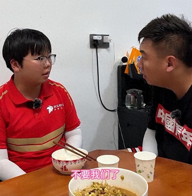 泪崩！江苏05后女生独自养活3个弟妹陌生男子转账6万：活着就行