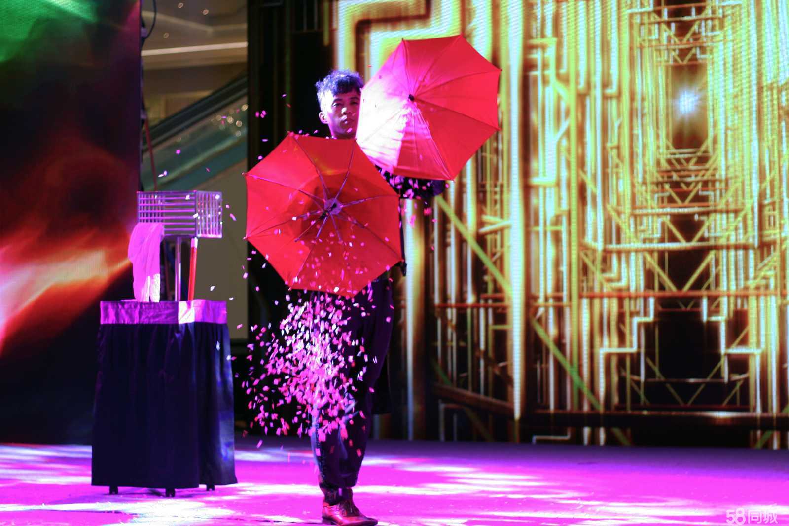 在马年央视春晚变魔术邓男子特意把女儿带到后台