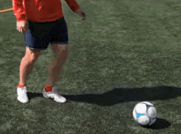 足球教学：经典克鲁伊夫转身（详细图解）